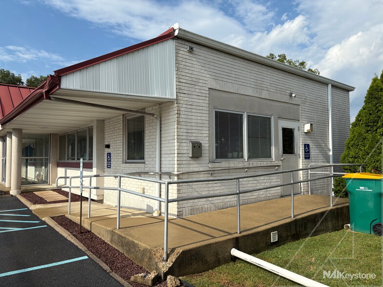 More Photos Of 35 S Dwight St, West Lawn Office For Lease