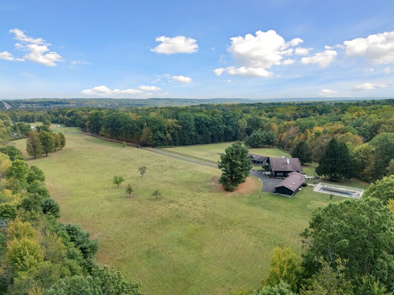 More Photos Of 550 Warner rd, Vienna Specialty For Sale