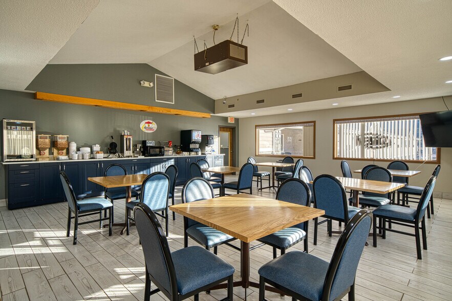 More Photos Of 800 Mammoth St, Hot Springs Hotel For Sale