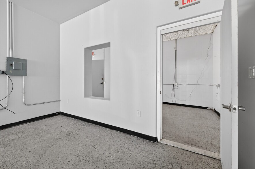 More Photos Of 517-519 W International Speedway Blvd, Daytona Beach Freestanding For Sale
