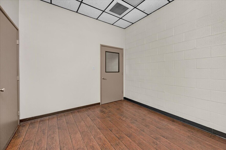 More Photos Of 1027 W Murray Ave, Visalia Service For Sale