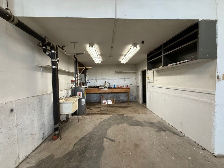 More Photos Of 44 Ellsworth St, Worcester Light Distribution For Sale