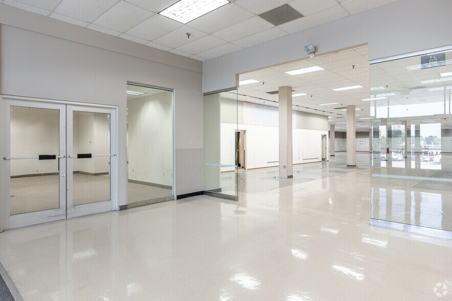 More Photos Of 4800 S Hulen St, Fort Worth Unknown For Lease