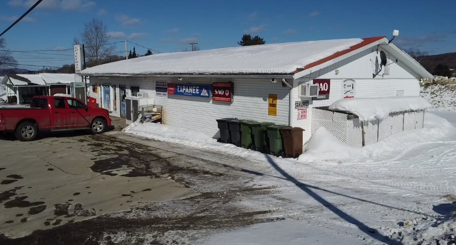 Primary Photo Of 16 Principale Rue, Sainte-anne-du-lac Restaurant For Sale