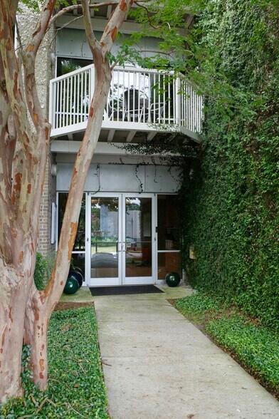 More Photos Of 2018 Eastwood Rd, Wilmington Office For Lease