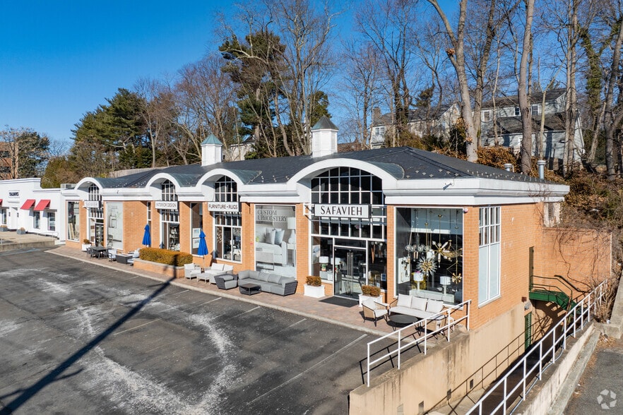 More Photos Of 1649 Northern Blvd, Manhasset Storefront For Lease