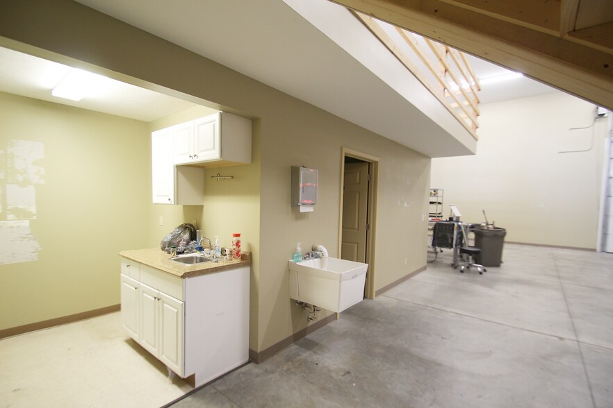 More Photos Of 8691 Wadsworth Rd, Wadsworth Light Manufacturing For Lease