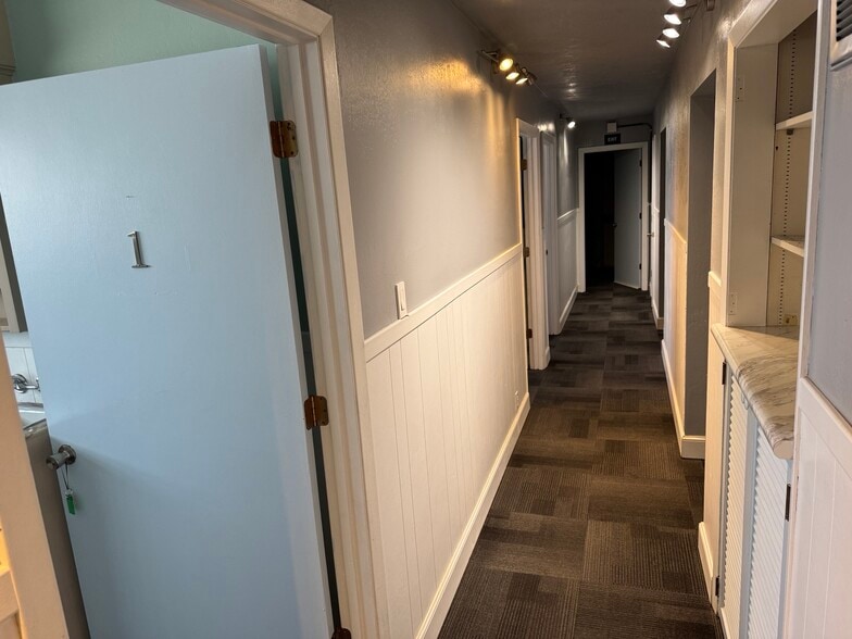 More Photos Of 990 S Front St, Central Point Medical For Sale