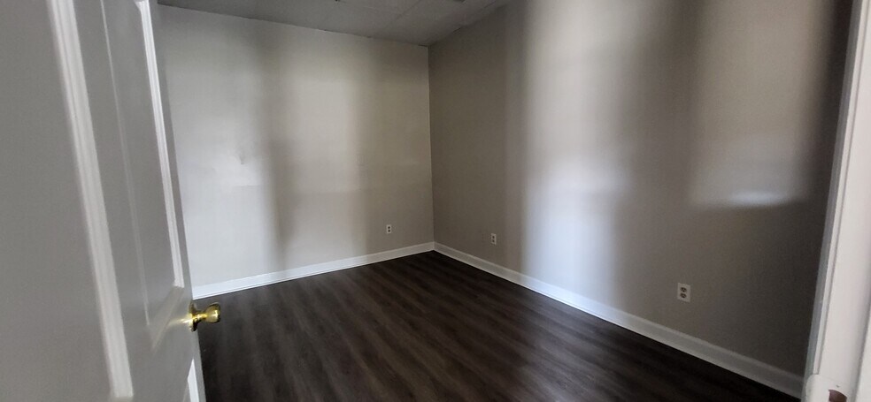 More Photos Of 2300 N Pine St, Lumberton Office For Lease