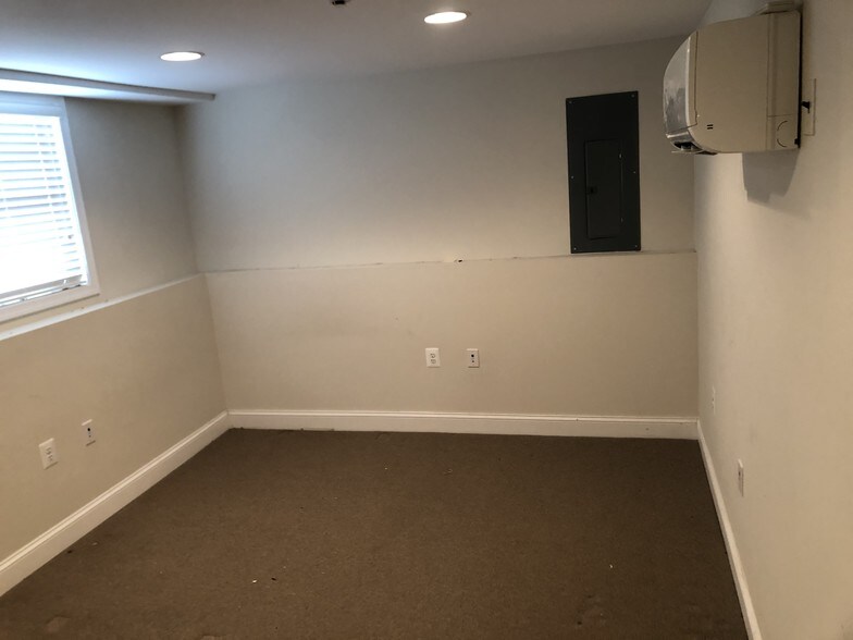 More Photos Of 3357 Hazelwood Rd, Edgewater Office For Lease