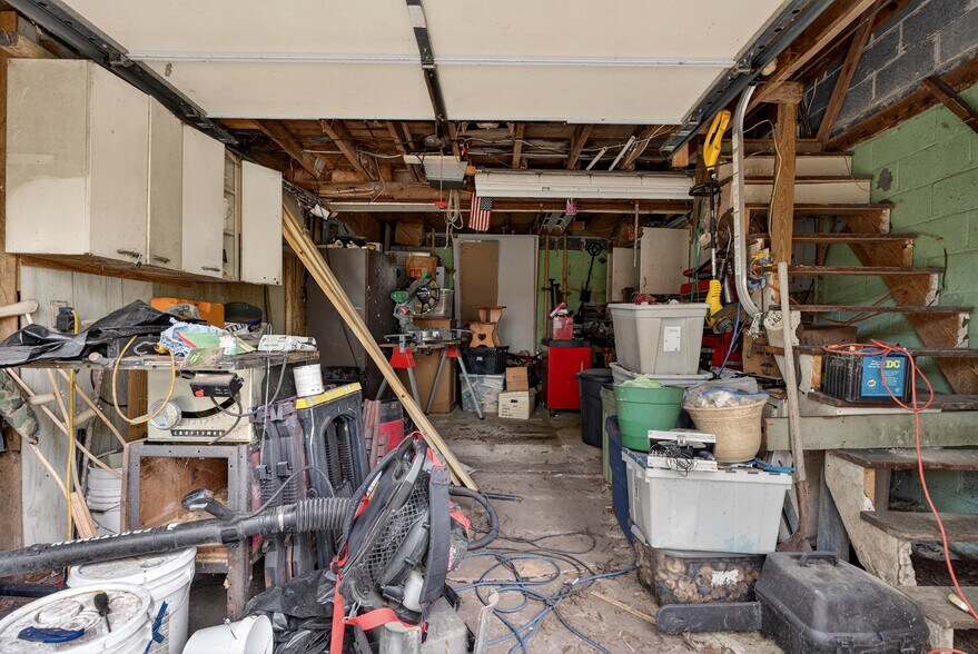 More Photos Of 2870 King William Ave, West Point Flex For Sale