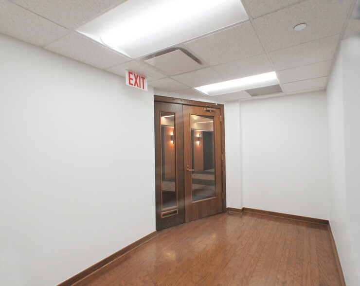More Photos Of 100 N LaSalle St, Chicago Office For Lease