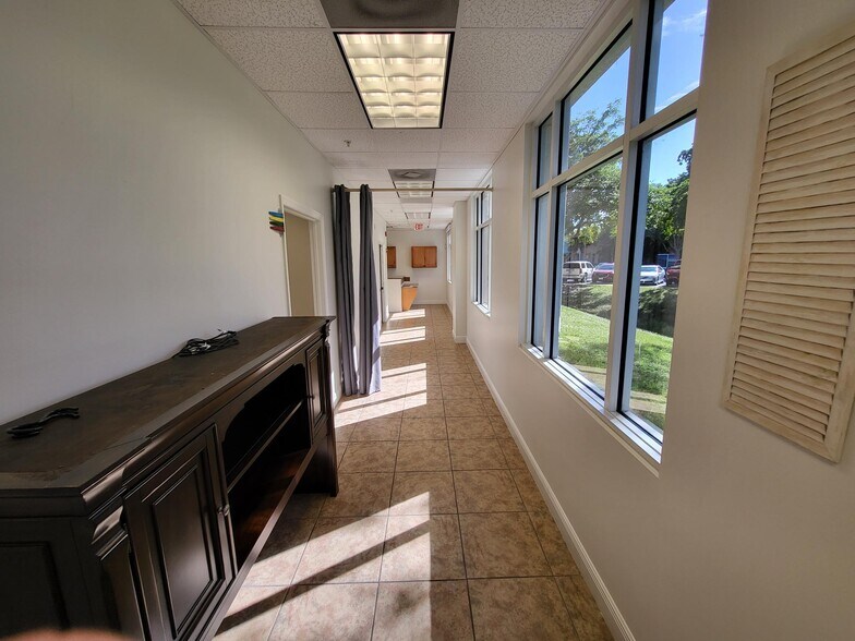 More Photos Of 681 Goodlette Rd N, Naples Medical For Sale