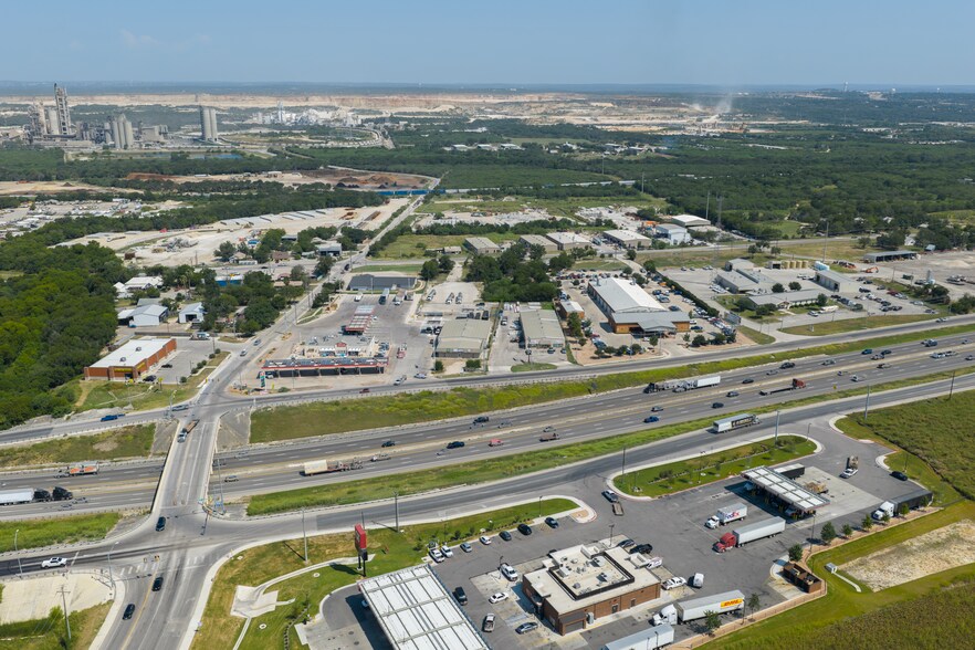 More Photos Of 4312 I 35 N Frontage rd, New Braunfels Distribution For Lease