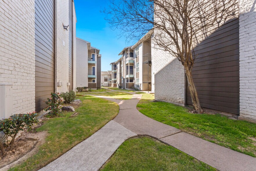 More Photos Of 8600 S Course Dr, Houston Apartments For Sale