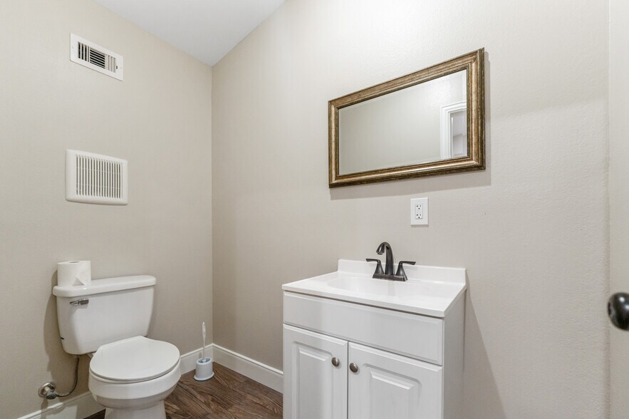 More Photos Of 6927 Highway 36 S, Rosenberg Office For Lease