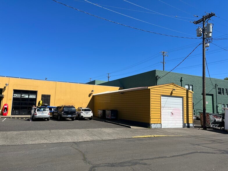 More Photos Of 704 SE Washington St, Portland Freestanding For Lease