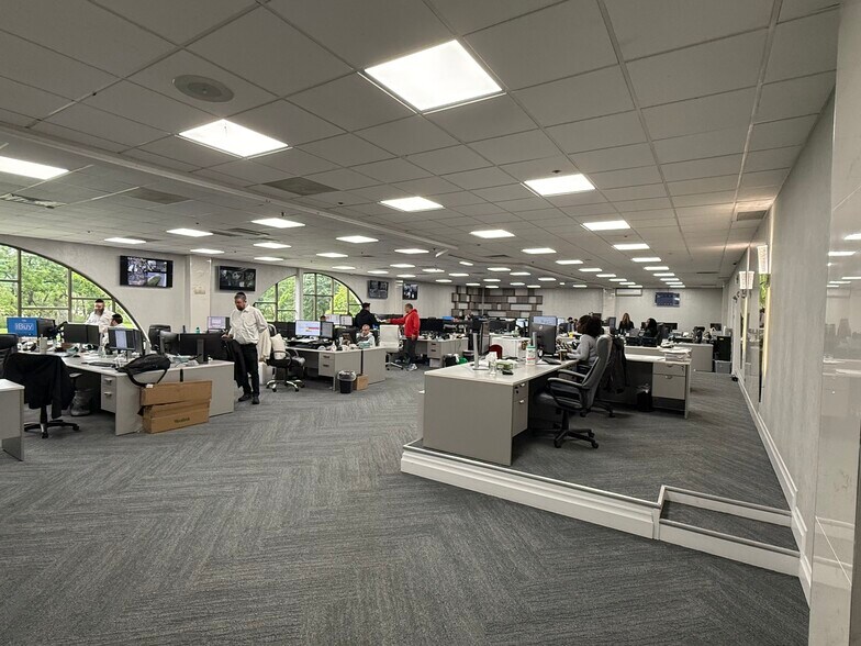 More Photos Of 50 Atrium Dr, Somerset Showroom For Lease