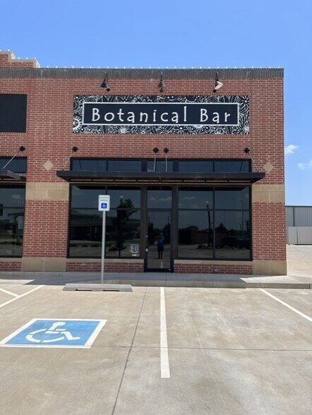 More Photos Of 120 NE 150th St, Edmond Storefront For Lease