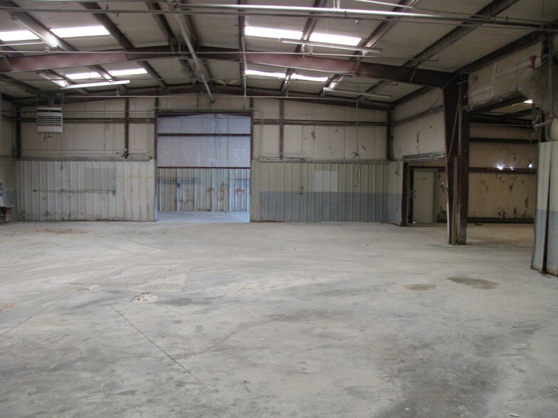 More Photos Of 810-812 SE 3rd St, Lawton Light Manufacturing For Sale