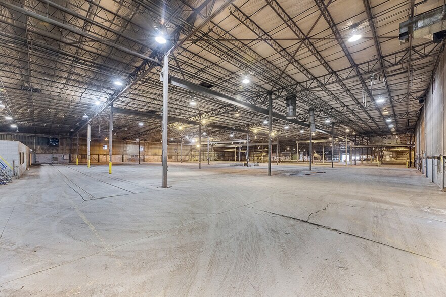 More Photos Of 1001 E Broadway St, Alliance Industrial For Lease