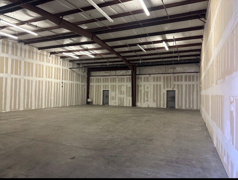 More Photos Of 6618-6628 26th Ct E, Sarasota Warehouse For Lease