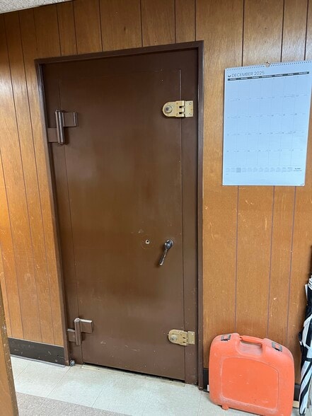 More Photos Of 1110 Dewey St, New Albany Storefront For Sale