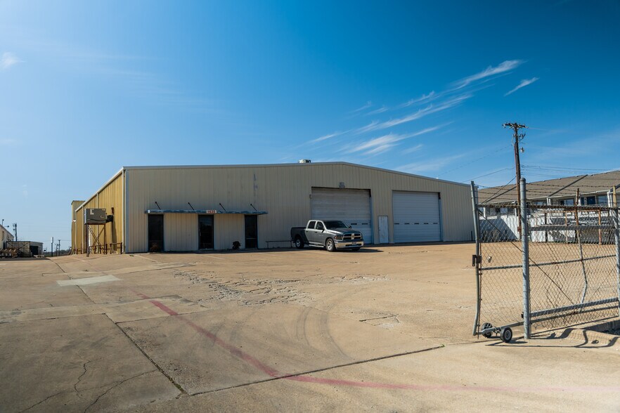 More Photos Of 1630 N Interstate 35 E, Lancaster Flex For Sale