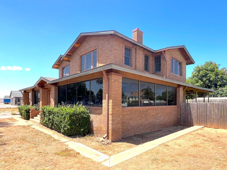 More Photos Of 621 E Broadway St, Altus Office Residential For Sale