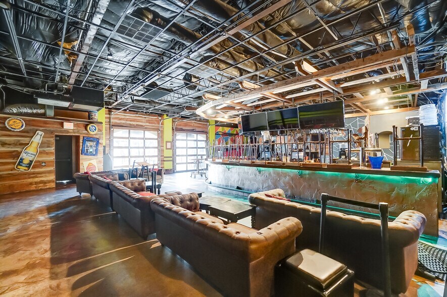 More Photos Of 491 Park St, Columbus Bar For Lease