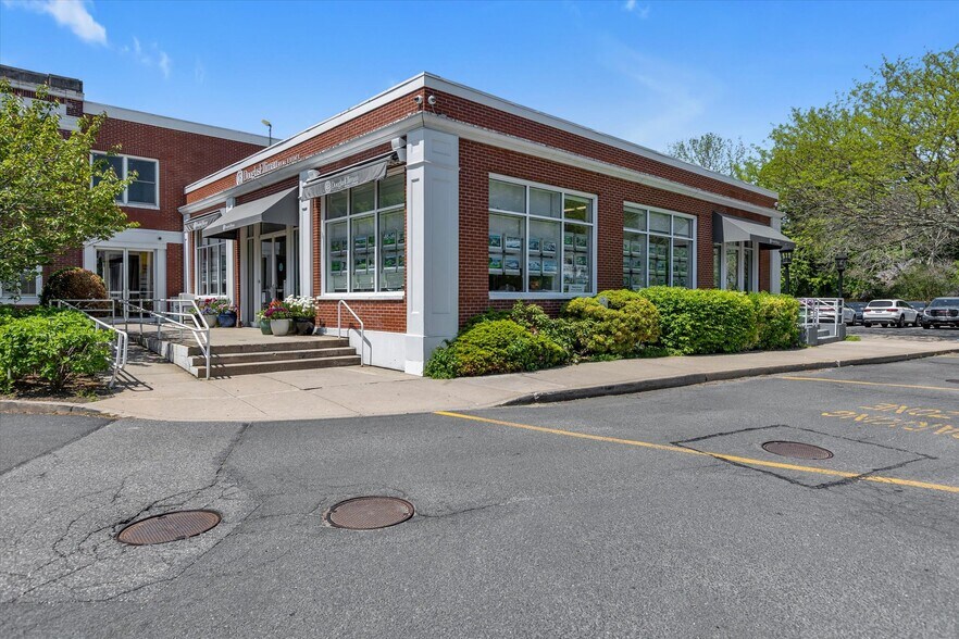 Primary Photo Of 2488 Montauk Hwy, Bridgehampton Freestanding For Lease
