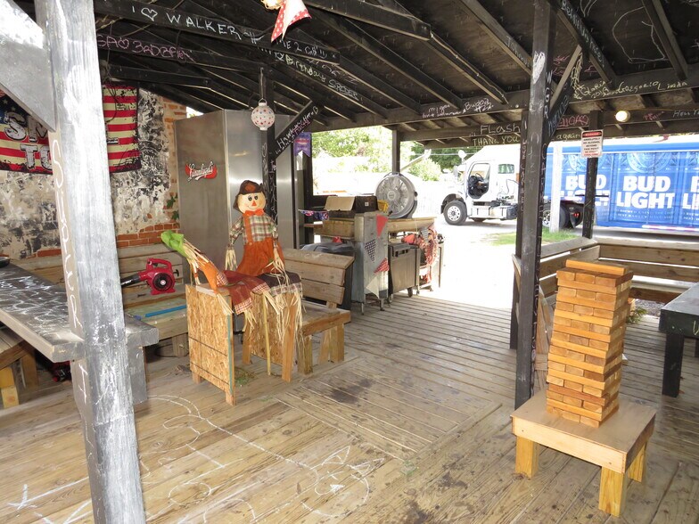 More Photos Of 316 N Main St, Seneca Bar For Sale