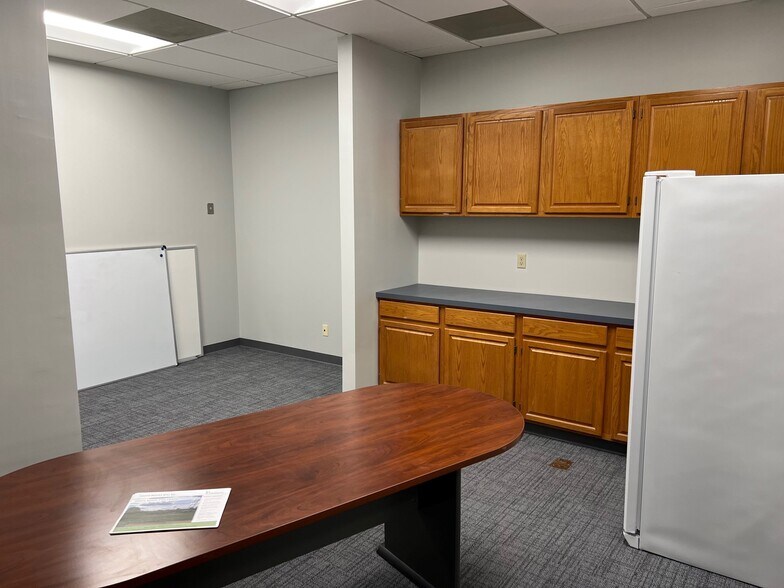 More Photos Of 1041-1049 S Woods Mill Rd, Chesterfield Storefront Retail Office For Lease