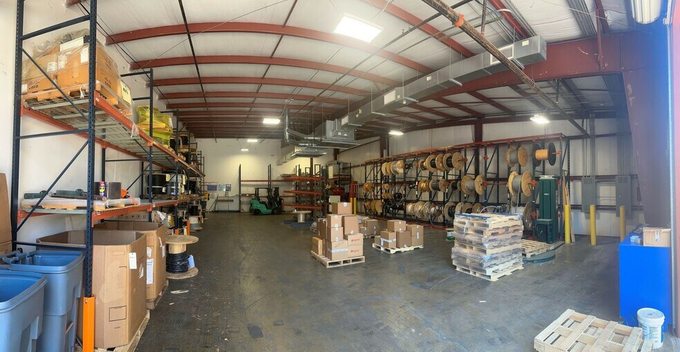 More Photos Of 317-329 Westridge Pky, Mcdonough Showroom For Lease