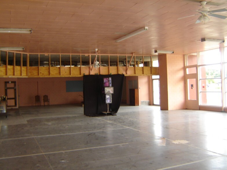 More Photos Of 200 E 4th St, Taylor Freestanding For Lease