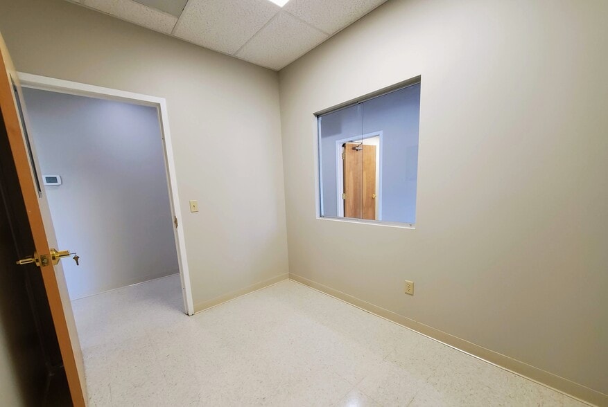 More Photos Of 238 Bay St, Queensbury Showroom For Lease