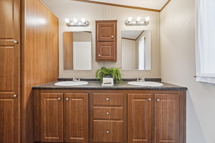 More Photos Of 3733 Rest Home Rd, Pearland Flex For Sale