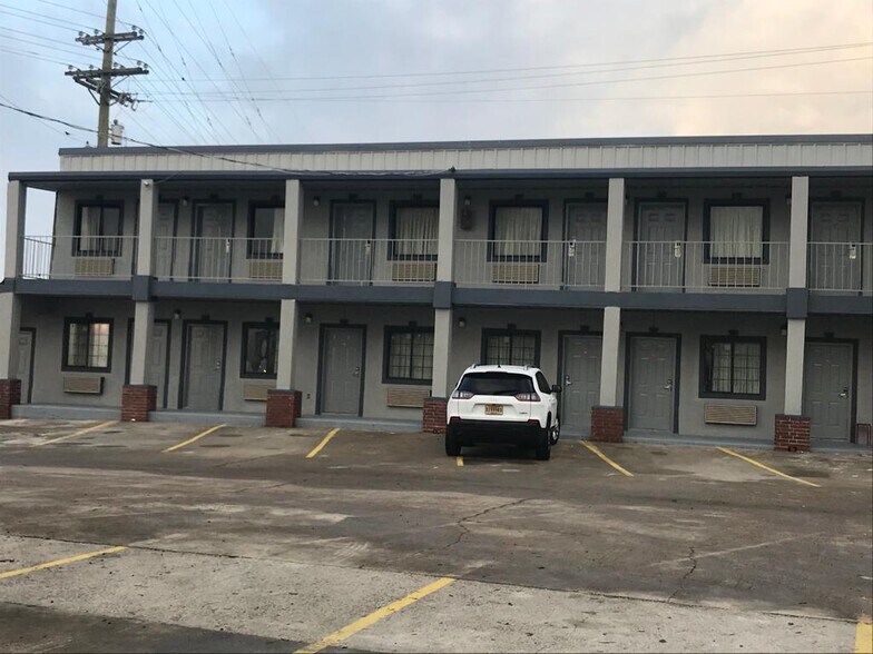 More Photos Of 531 Marshall St, Cameron Hotel For Sale