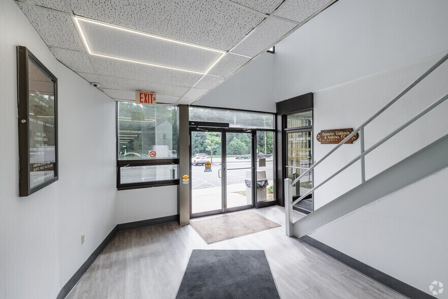 More Photos Of 843 Union Ave, New Windsor Township Office For Lease