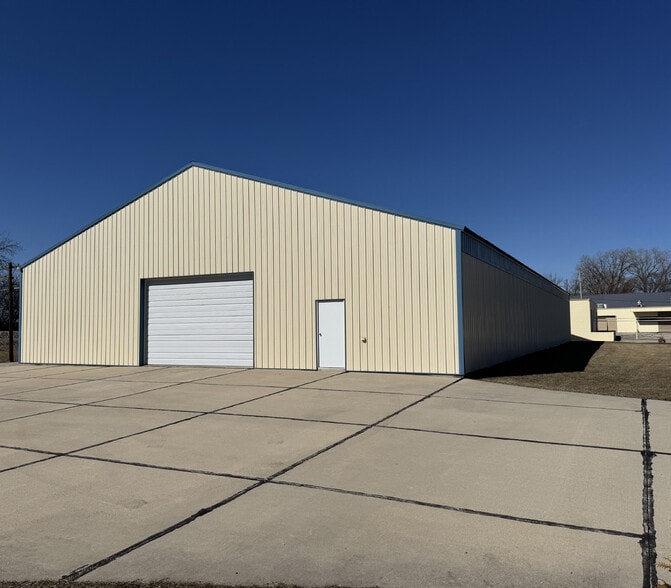 More Photos Of 3108 Roberts St, Franksville Light Distribution For Lease