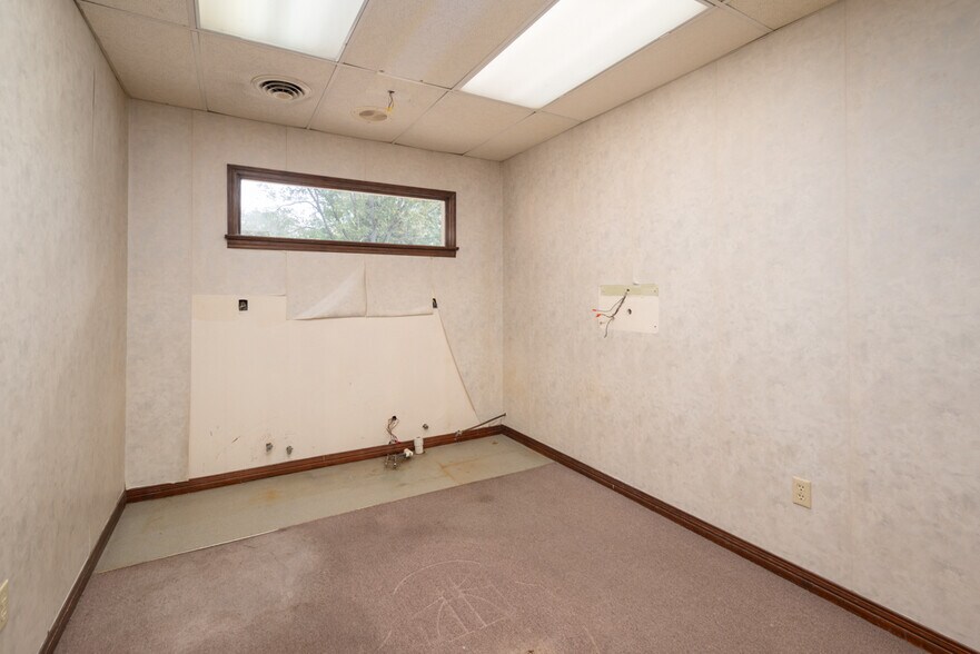 More Photos Of 900 E Broad St, West Point Office For Sale