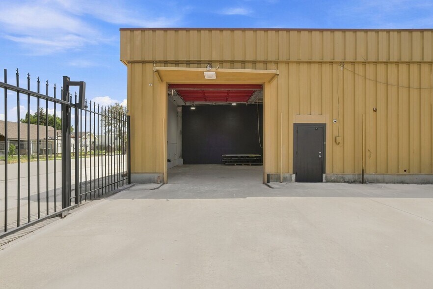More Photos Of 5811 Lyons Ave, Houston Freestanding For Lease