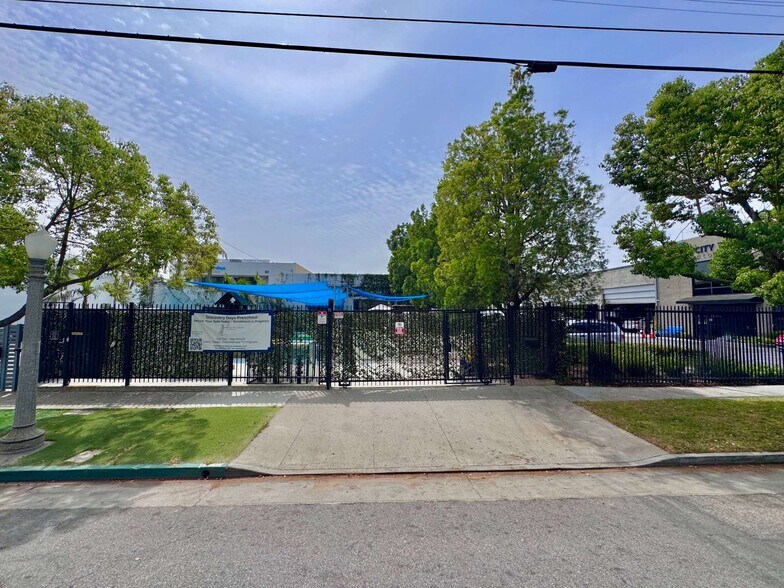 More Photos Of 72 W Bellevue Dr, Pasadena Light Distribution For Sale