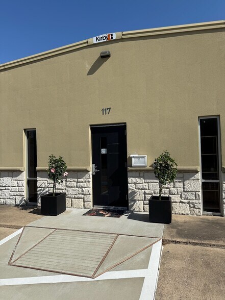 More Photos Of 117 Austin St, Garland Warehouse For Lease