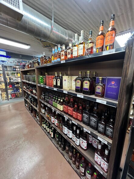 More Photos Of 1061 Cypress St, Roscoe Storefront For Sale