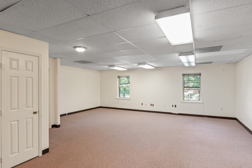 More Photos Of 7003 Kilworth Ln, Springfield Office For Sale