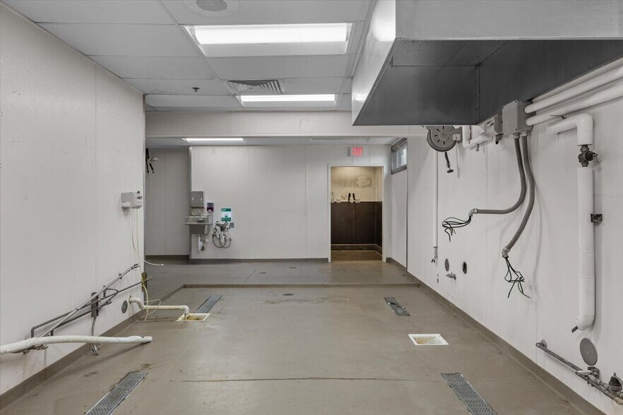 More Photos Of 1445 Center Dr, Medford Restaurant For Lease