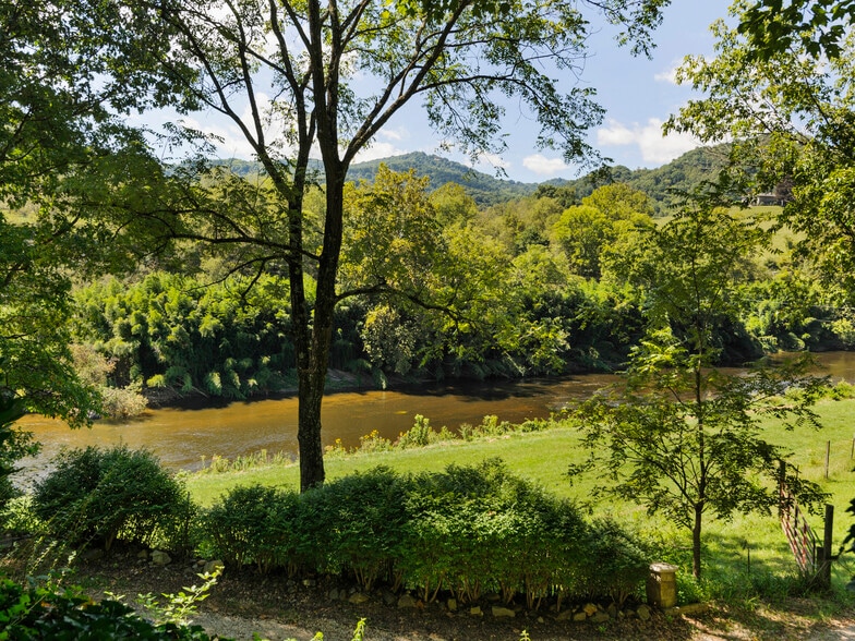 More Photos Of 371 Riverview Dr, Waynesville Manufactured Housing Mobile Home Park For Sale