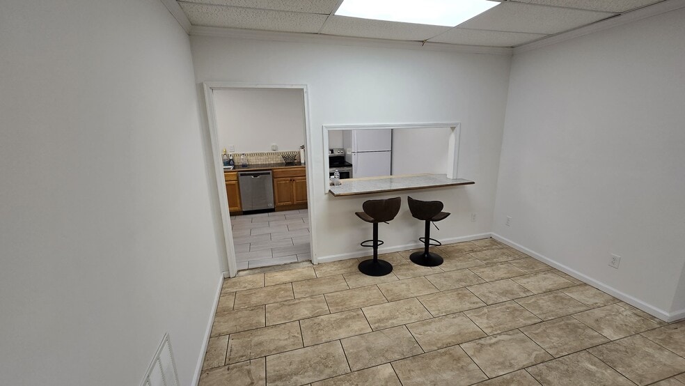 More Photos Of 748 NE Lawrence St, Marietta Office For Sale