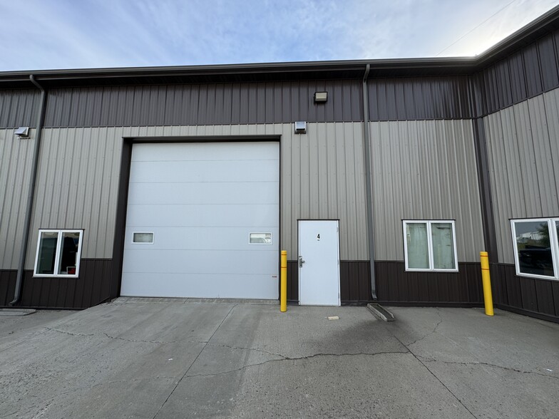 Primary Photo Of 3300-3304 Hamilton St, Bismarck Warehouse For Lease